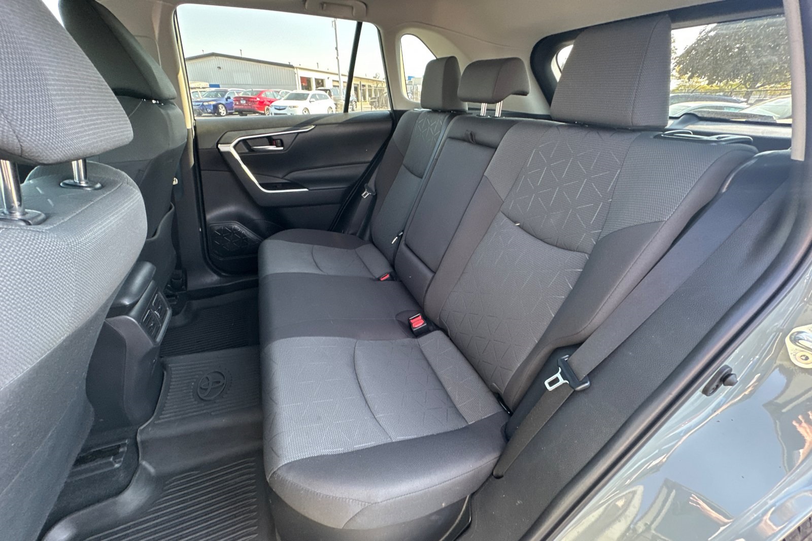 2022 Toyota RAV4 Hybrid XLE photo 13