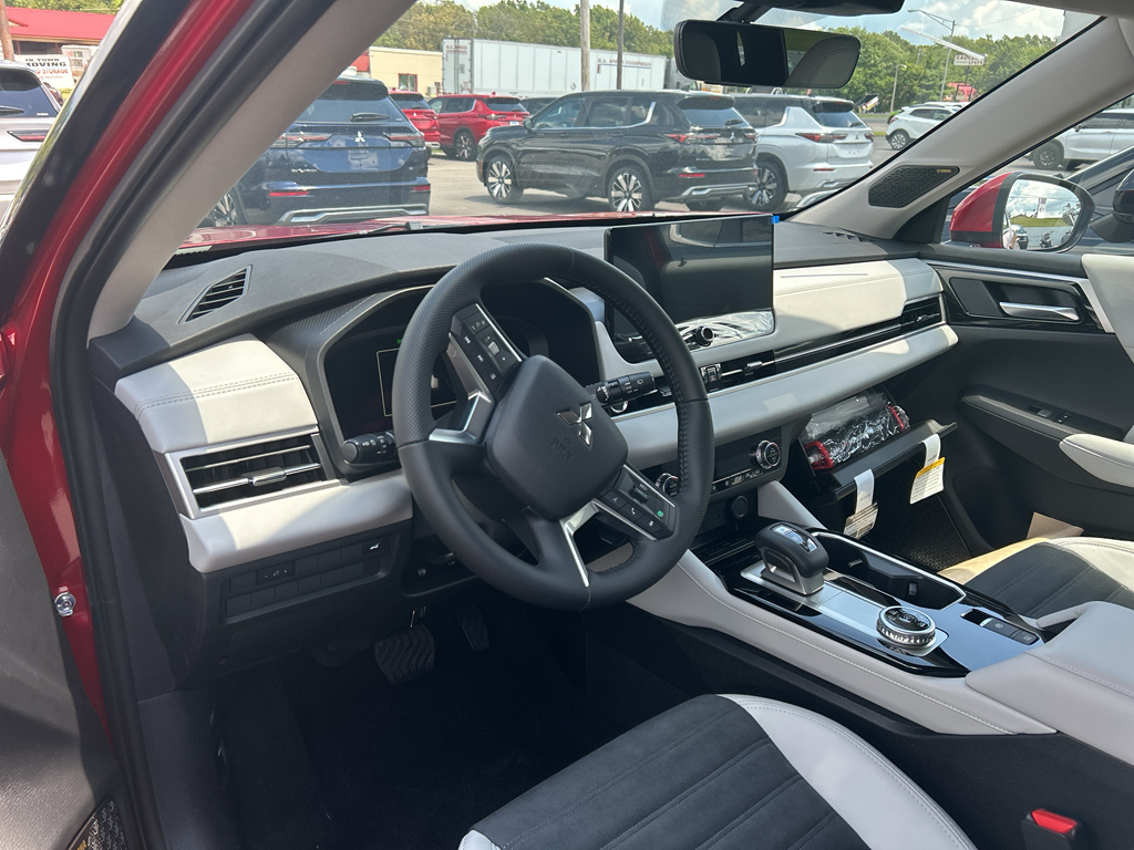2025 Mitsubishi Outlander SE photo 8