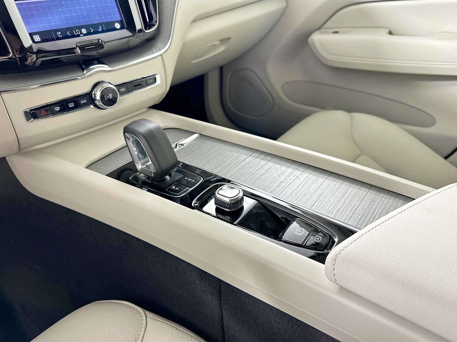 2025 Volvo XC60 T8 Plus photo 13