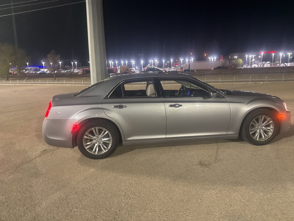 2016 Chrysler 300 C photo 3