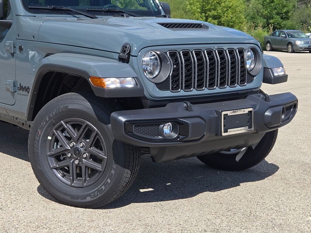 2025 Jeep Gladiator Sport S photo 2