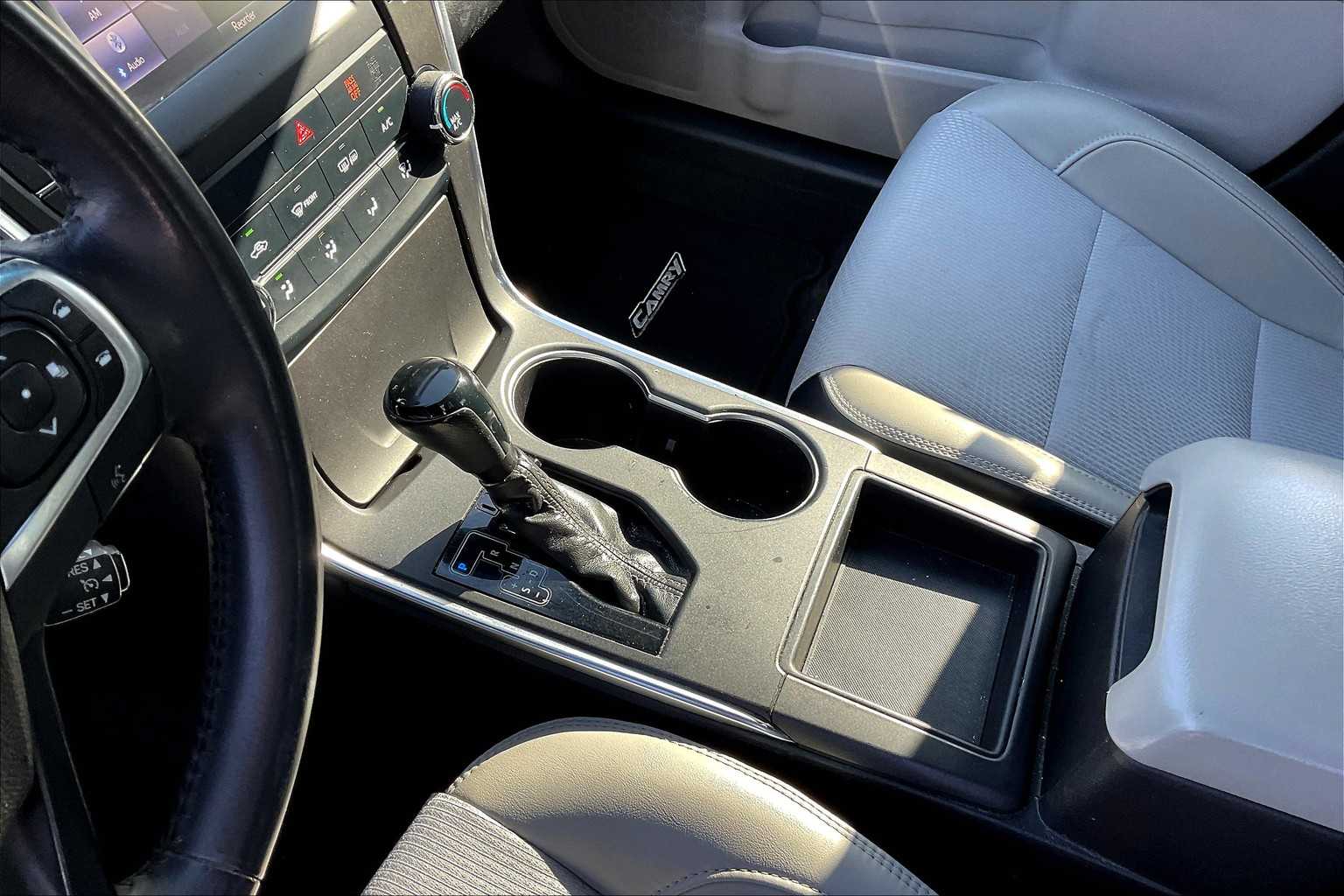 2017 Toyota Camry SE photo 16