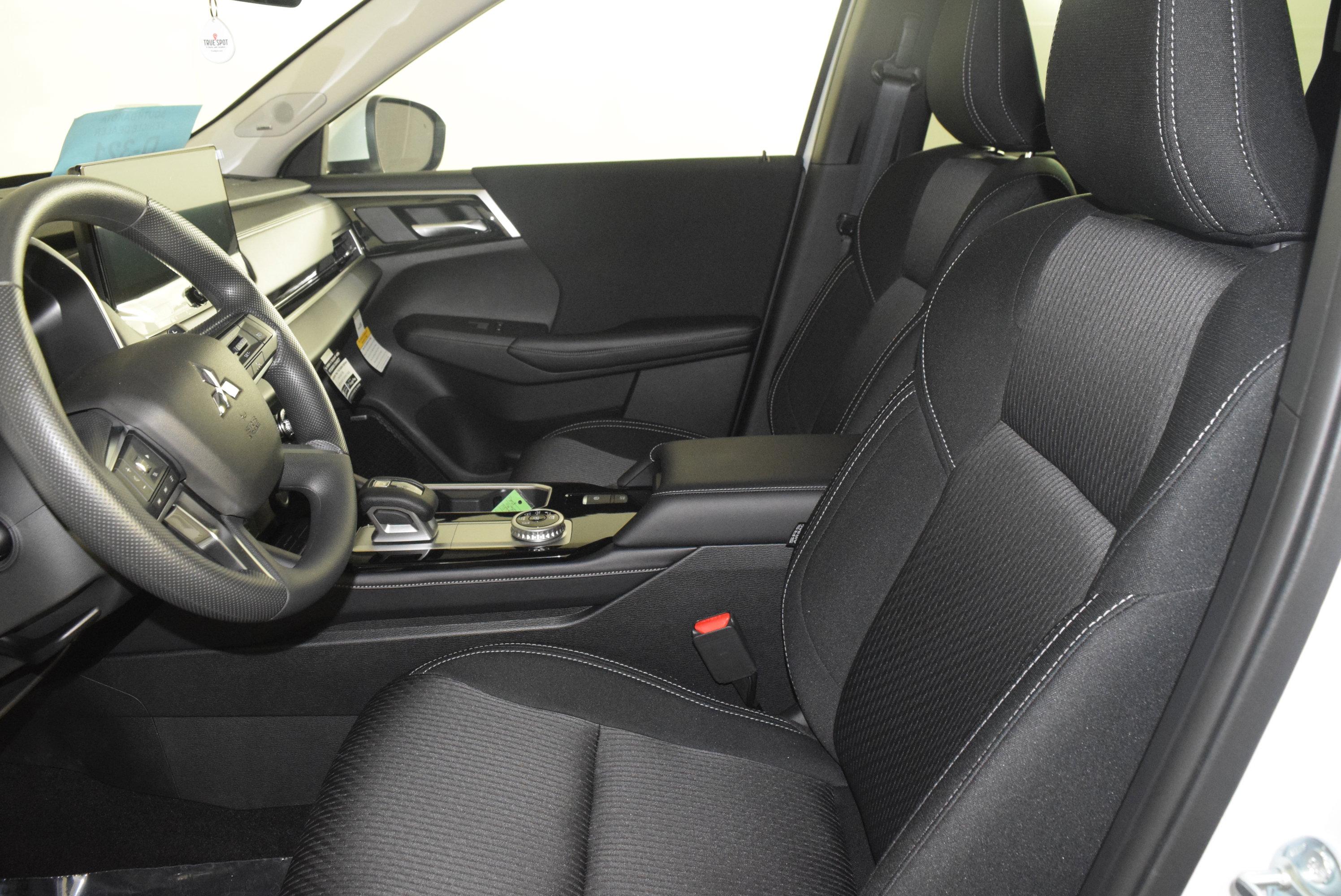 2025 Mitsubishi Outlander ES photo 14