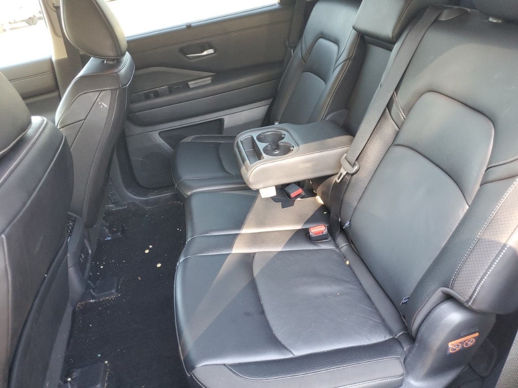 2024 Nissan Pathfinder SL photo 5