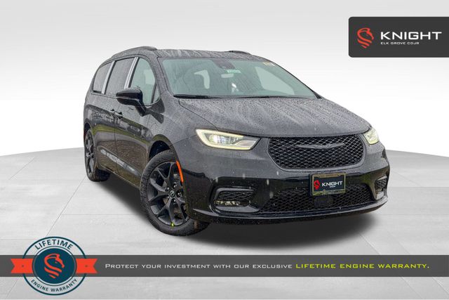 2026 Chrysler Pacifica Select's photo