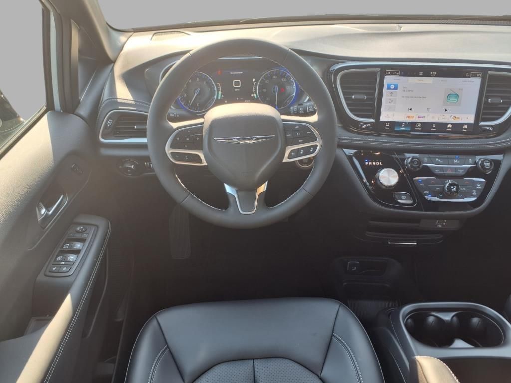2026 Chrysler Pacifica photo 4