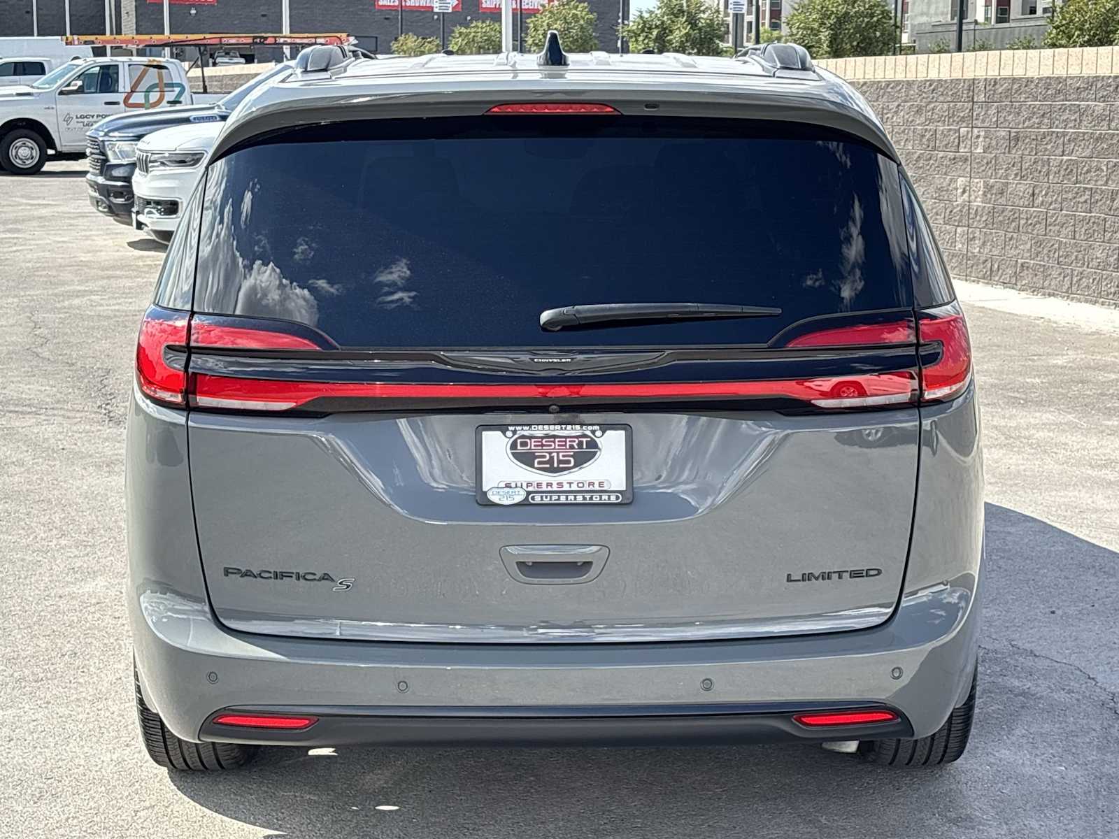 2023 Chrysler Pacifica Limited photo 8