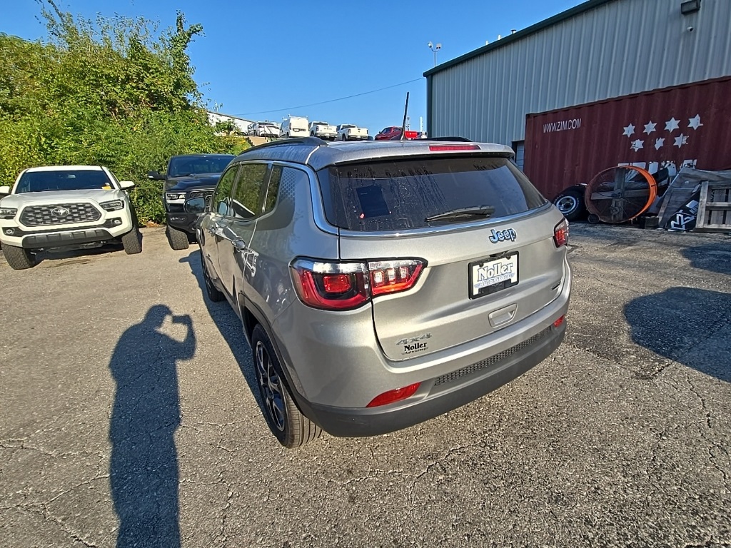 2022 Jeep Compass Latitude Lux photo 5
