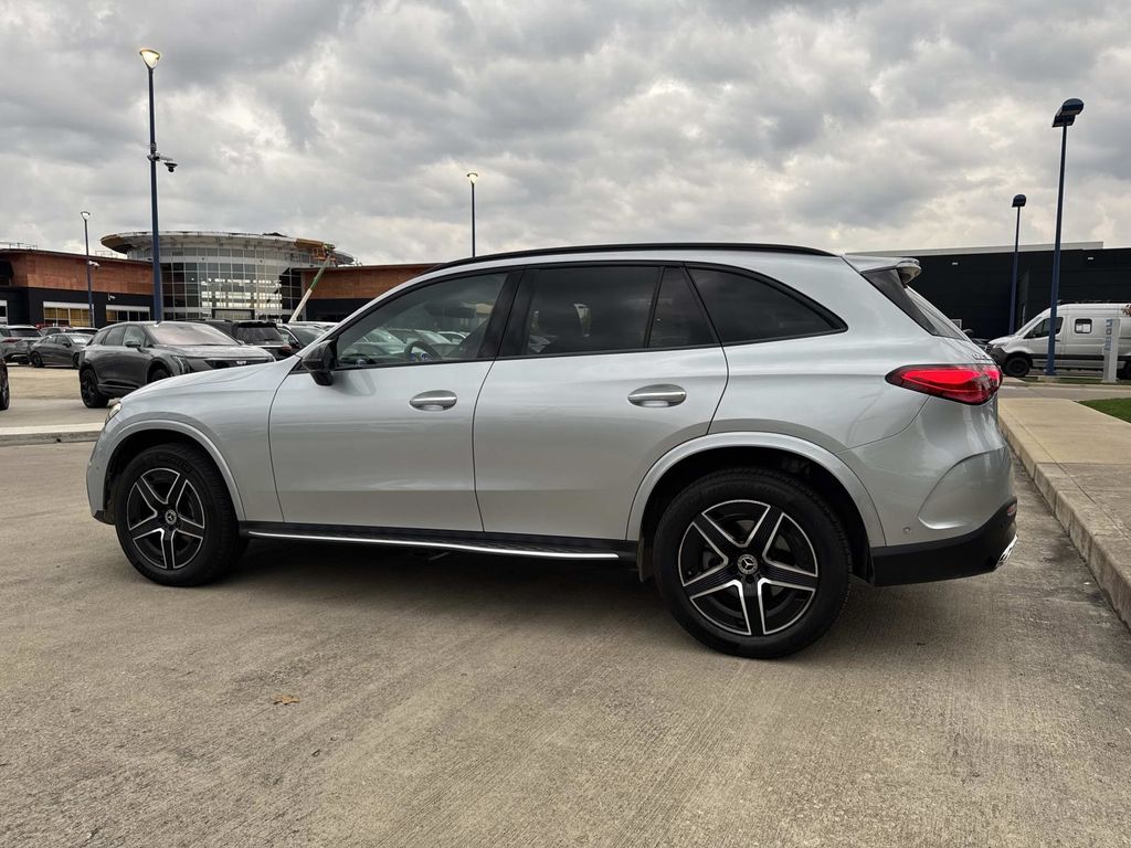 2025 Mercedes Benz GLC 300 4MATIC photo 3