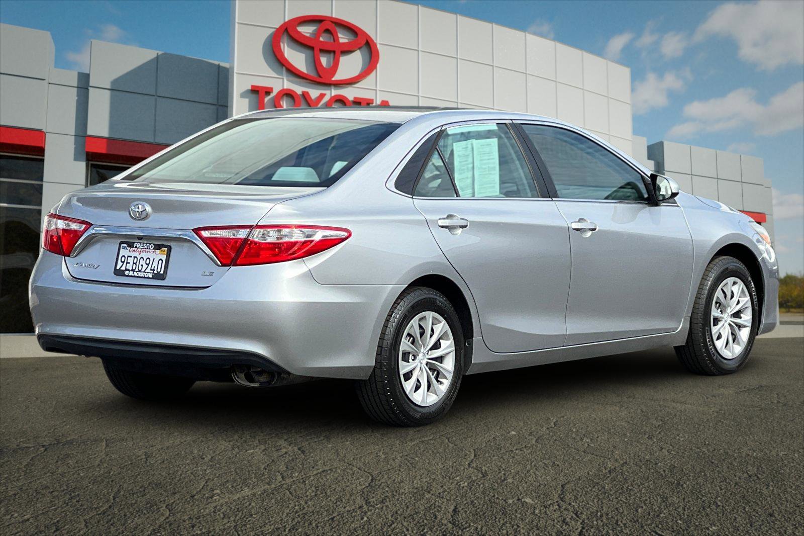 2016 Toyota Camry XLE photo 2