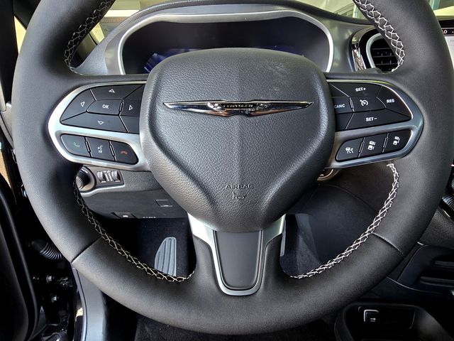 2025 Chrysler Pacifica photo 12
