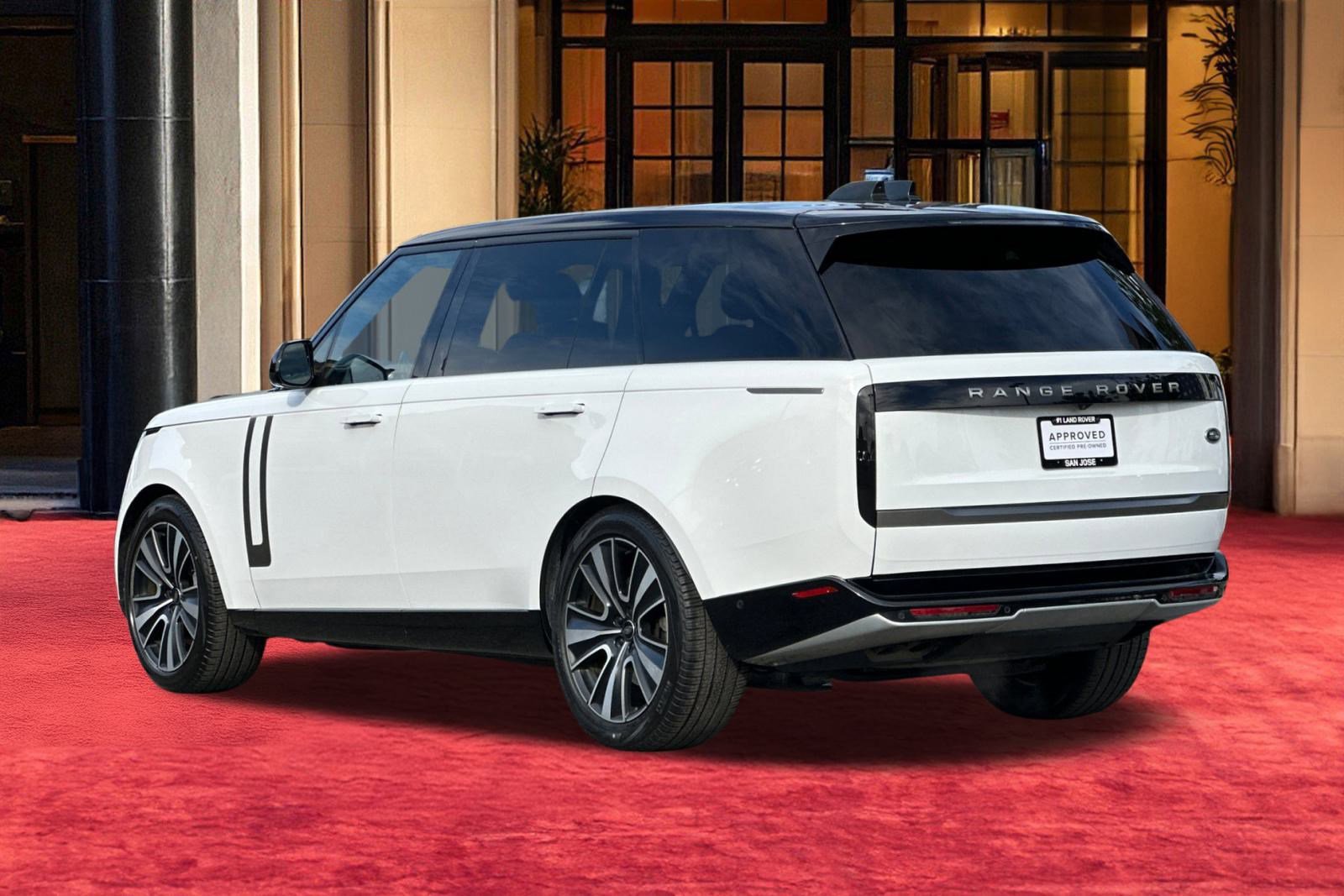 2023 Land Rover Range Rover SE photo 3