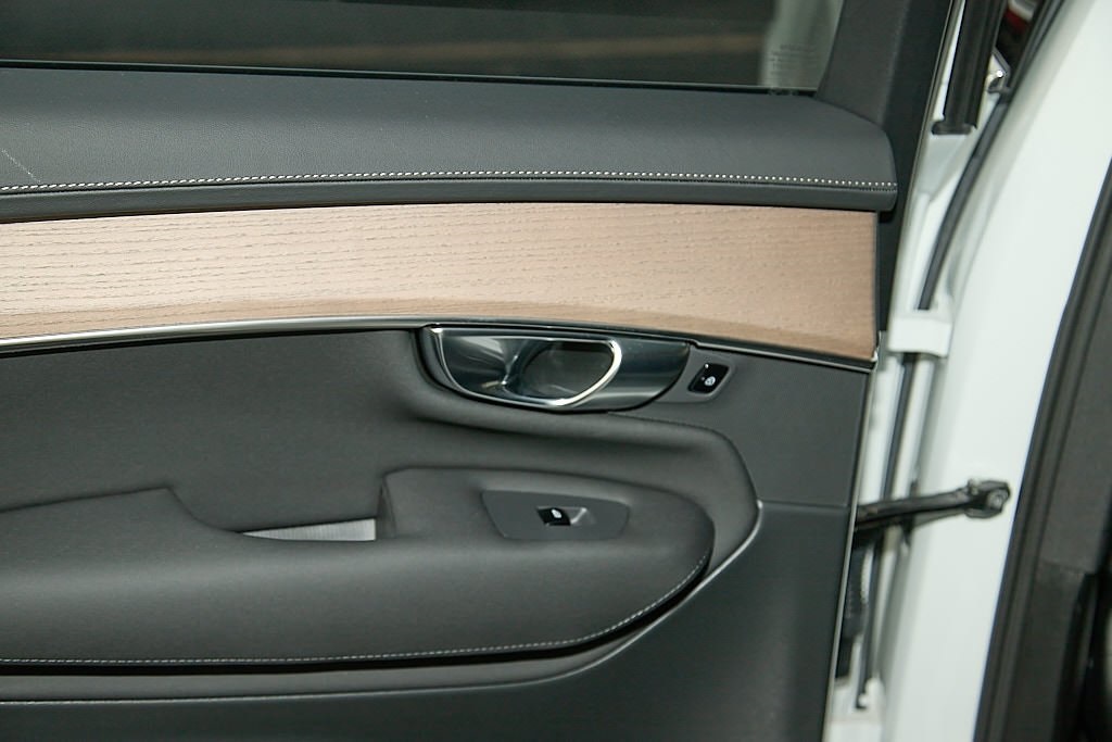 2025 VOLVO XC90 - Image 17