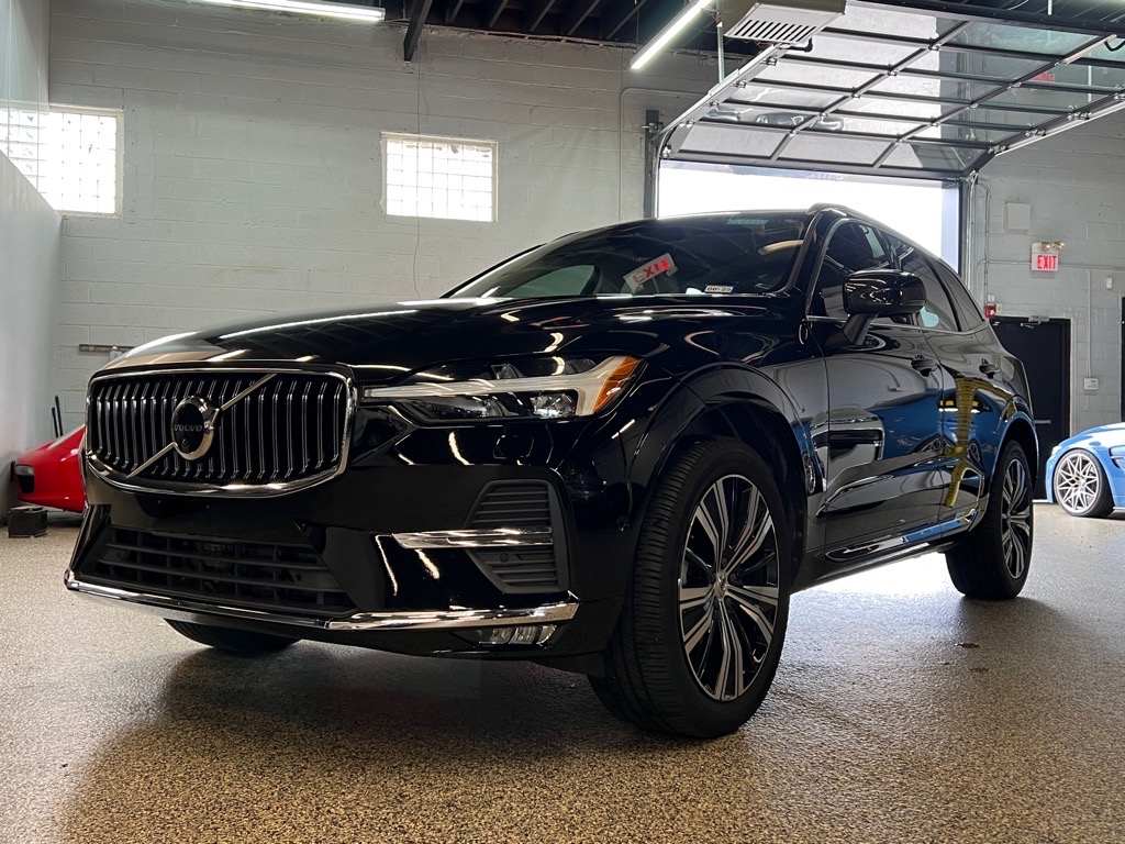 2023 Volvo XC60 B5 Plus photo 2