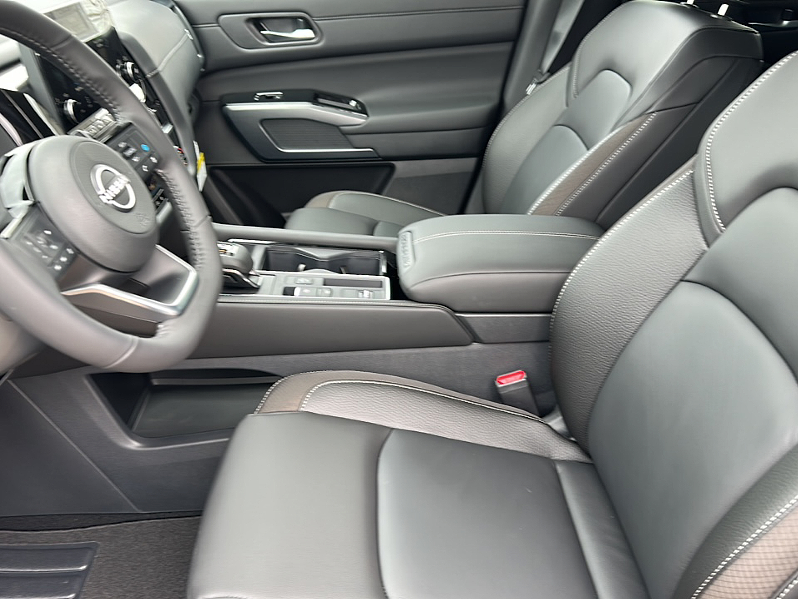 2025 Nissan Pathfinder SL photo 4