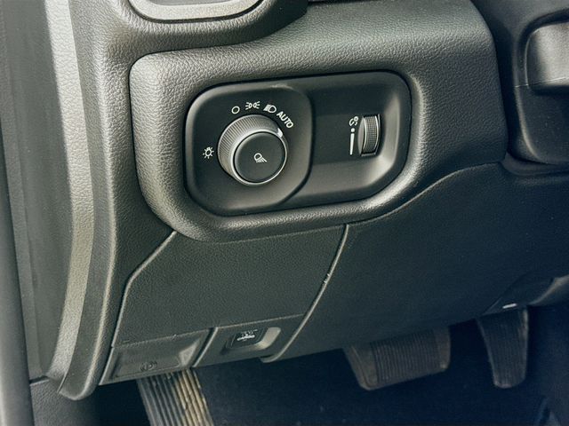 New 2024 Diamond Black Crystal Pearl-Coat Exterior Paint RAM Tradesman image 10