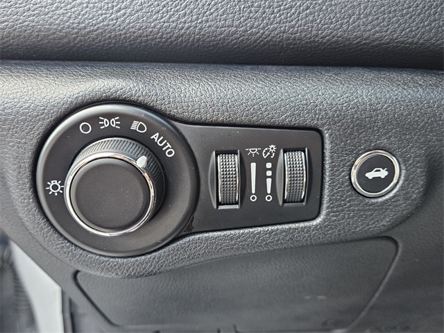 2016 Chrysler 200 LX photo 22