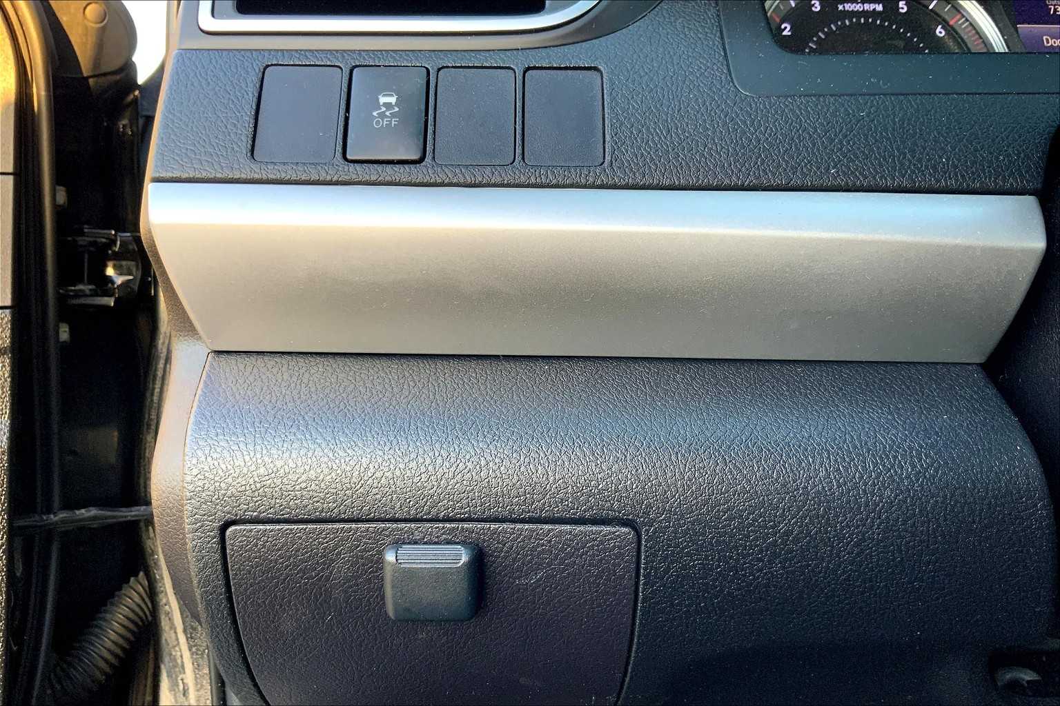 2015 Toyota Camry SE photo 31