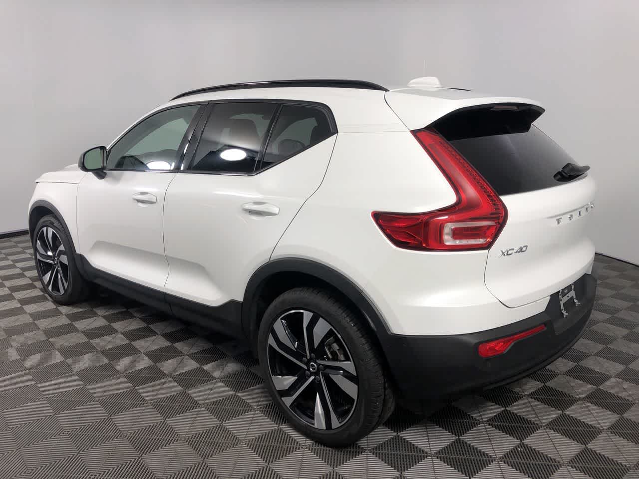 2025 Volvo XC40 Plus photo 3
