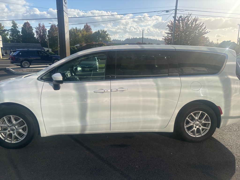 2022 Chrysler Voyager LX photo 2