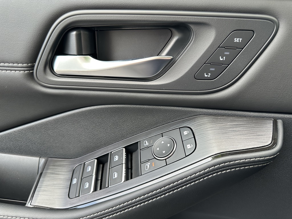 2025 Nissan Rogue SL photo 30
