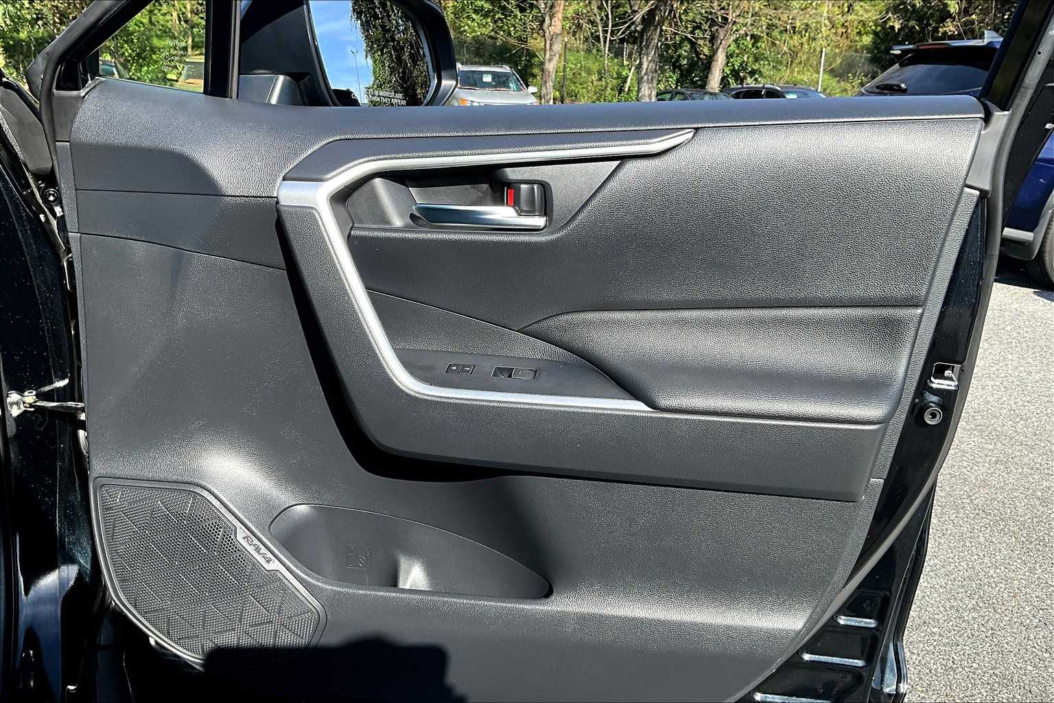 2022 Toyota RAV4 Hybrid XLE photo 21