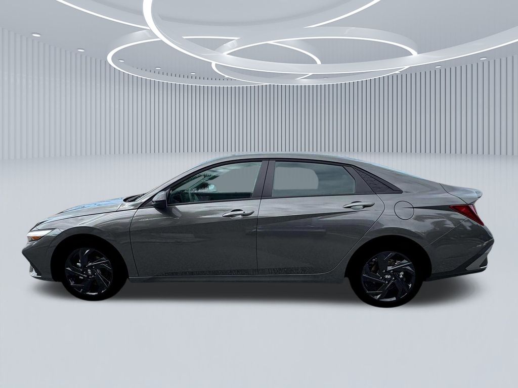 2026 Hyundai Elantra SEL Sport photo 3