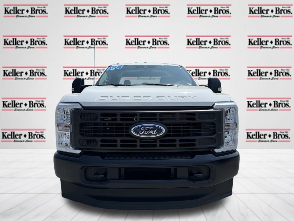 2025 Ford F-250 photo 2