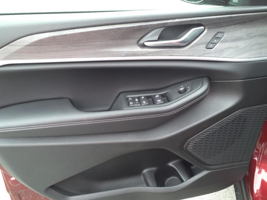 2025 Jeep Grand Cherokee Limited photo 9