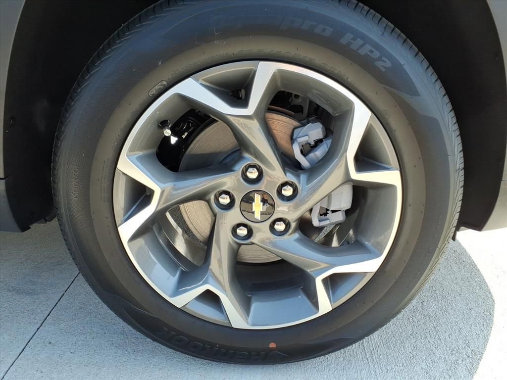 2025 Chevrolet Trax LT photo 3