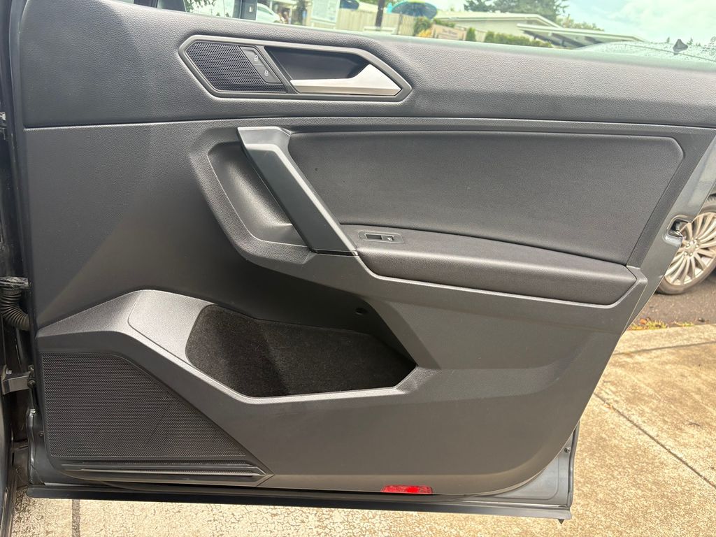 2019 Volkswagen Tiguan SEL R-Line photo 22