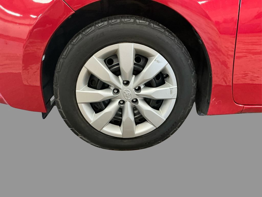 2015 Toyota Corolla LE photo 16