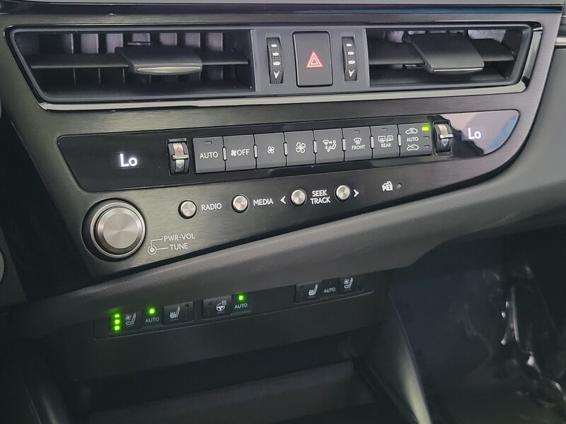 2025 Lexus ES 300h photo 21