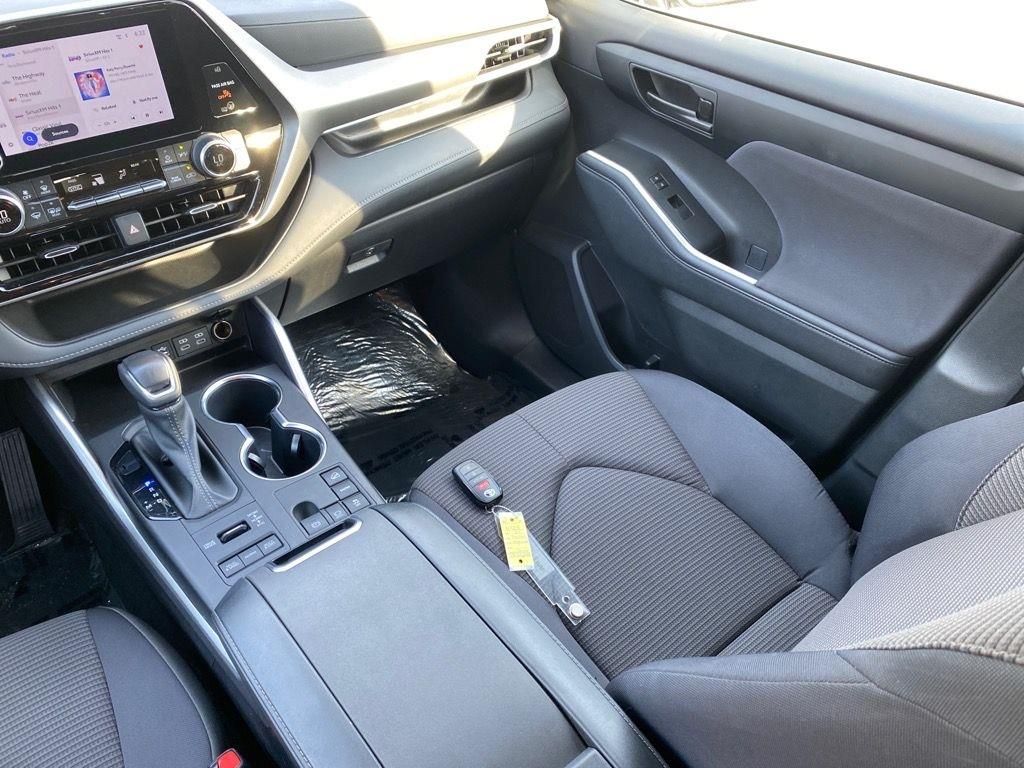 2024 Toyota Highlander XLE photo 23