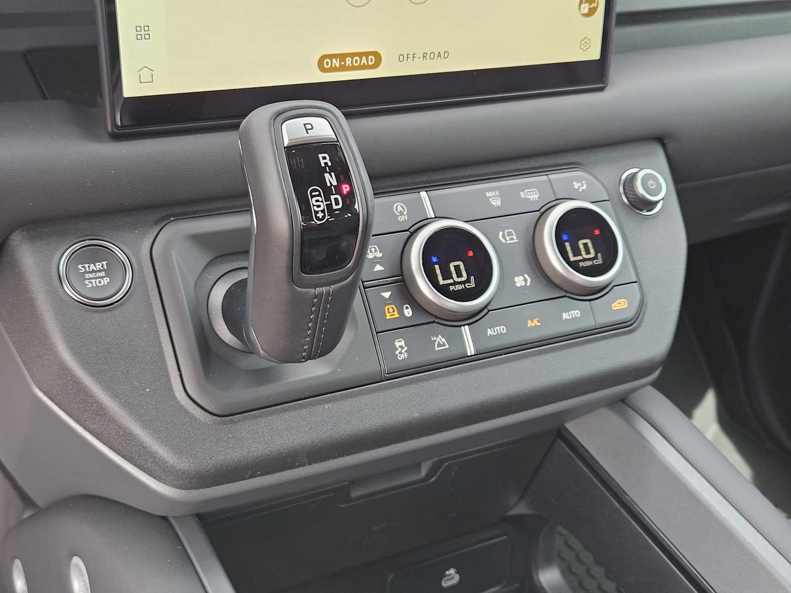 2025 Land Rover Defender 90 X-Dynamic SE photo 16