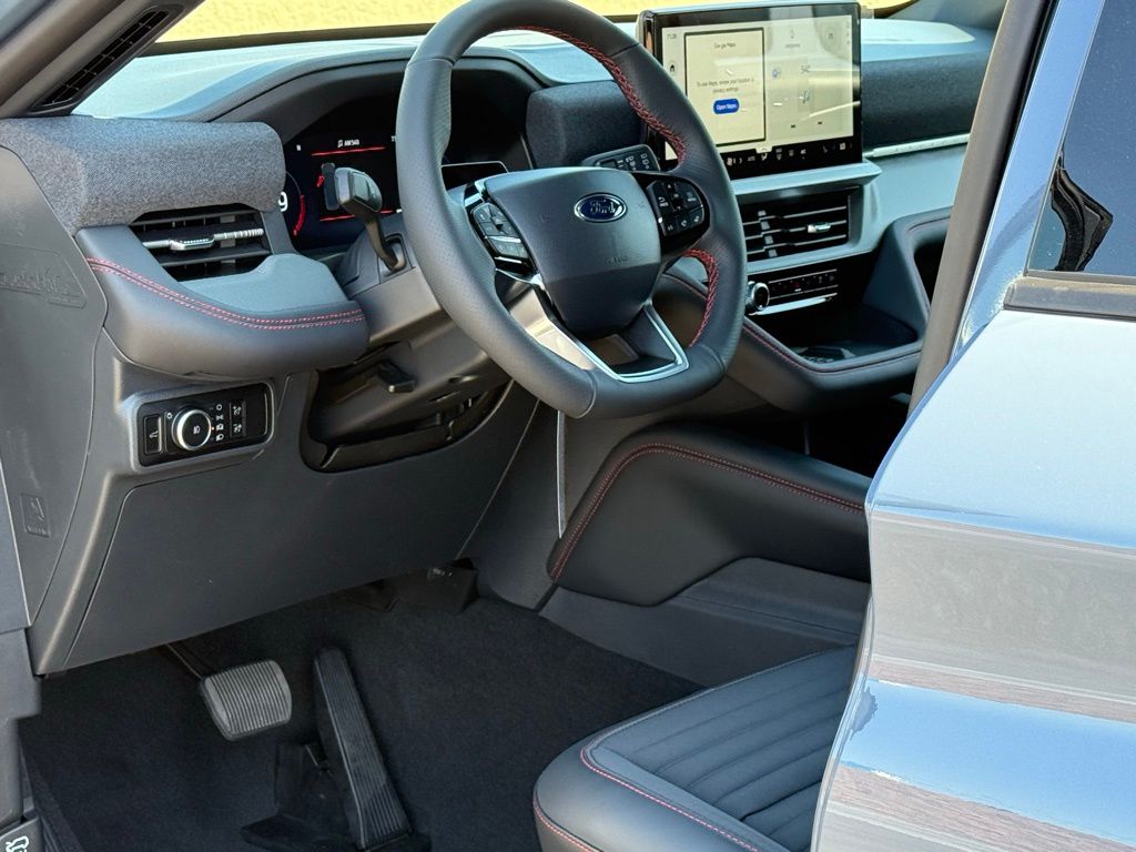 2025 Ford Explorer ST-Line photo 7