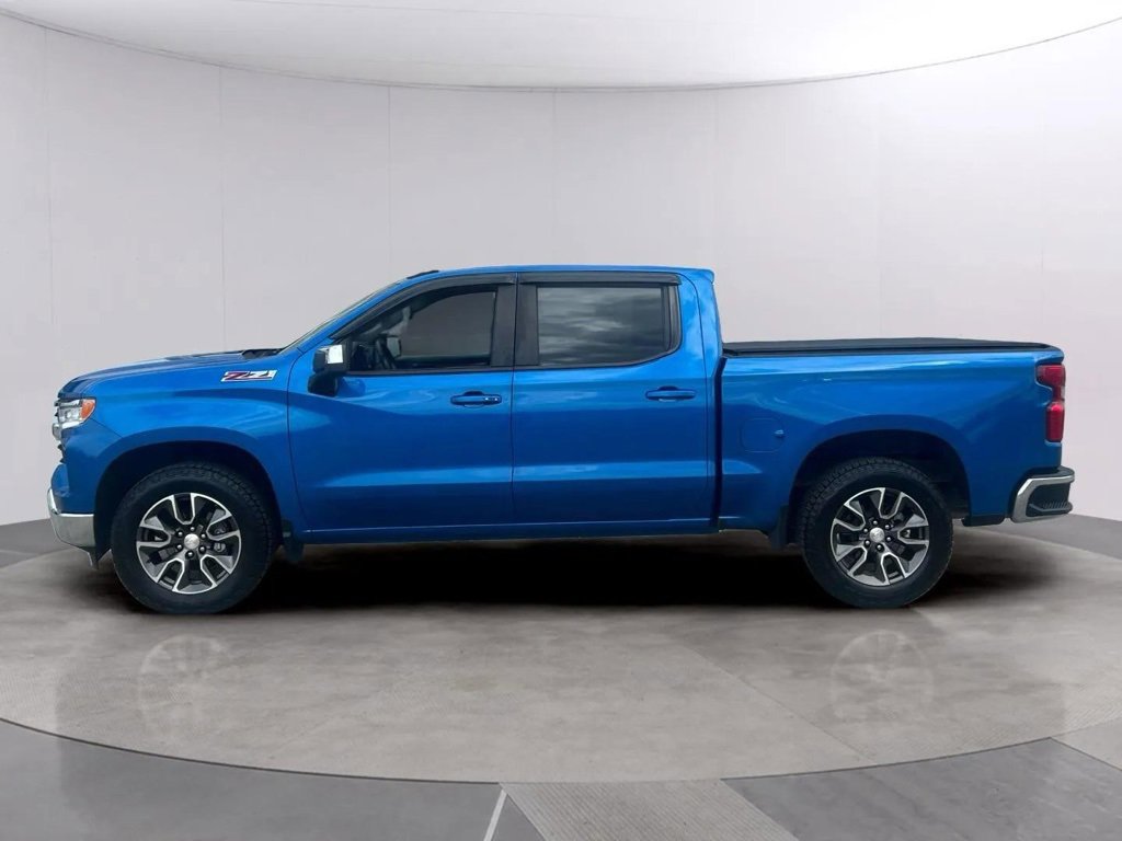 2022 Chevrolet Silverado 1500 LT photo 2