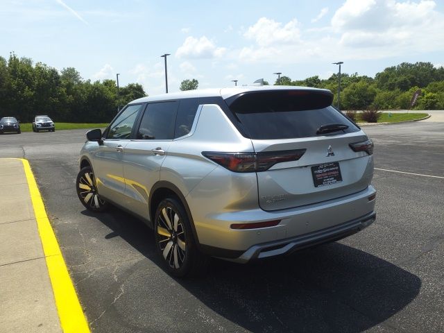 2025 Mitsubishi Outlander SE photo 4