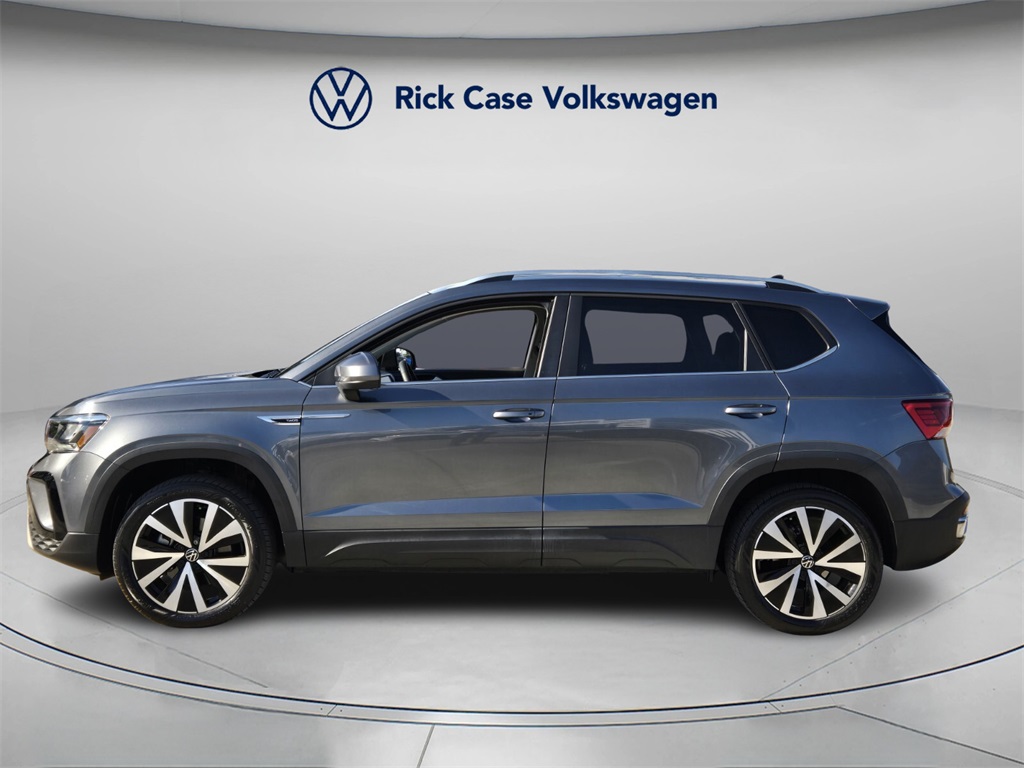 2022 Volkswagen Taos SE photo 2