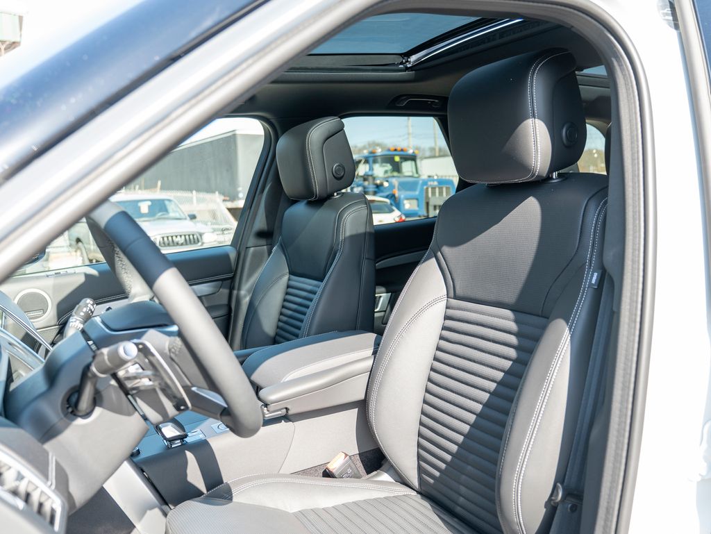 2025 Land Rover Discovery SE photo 14