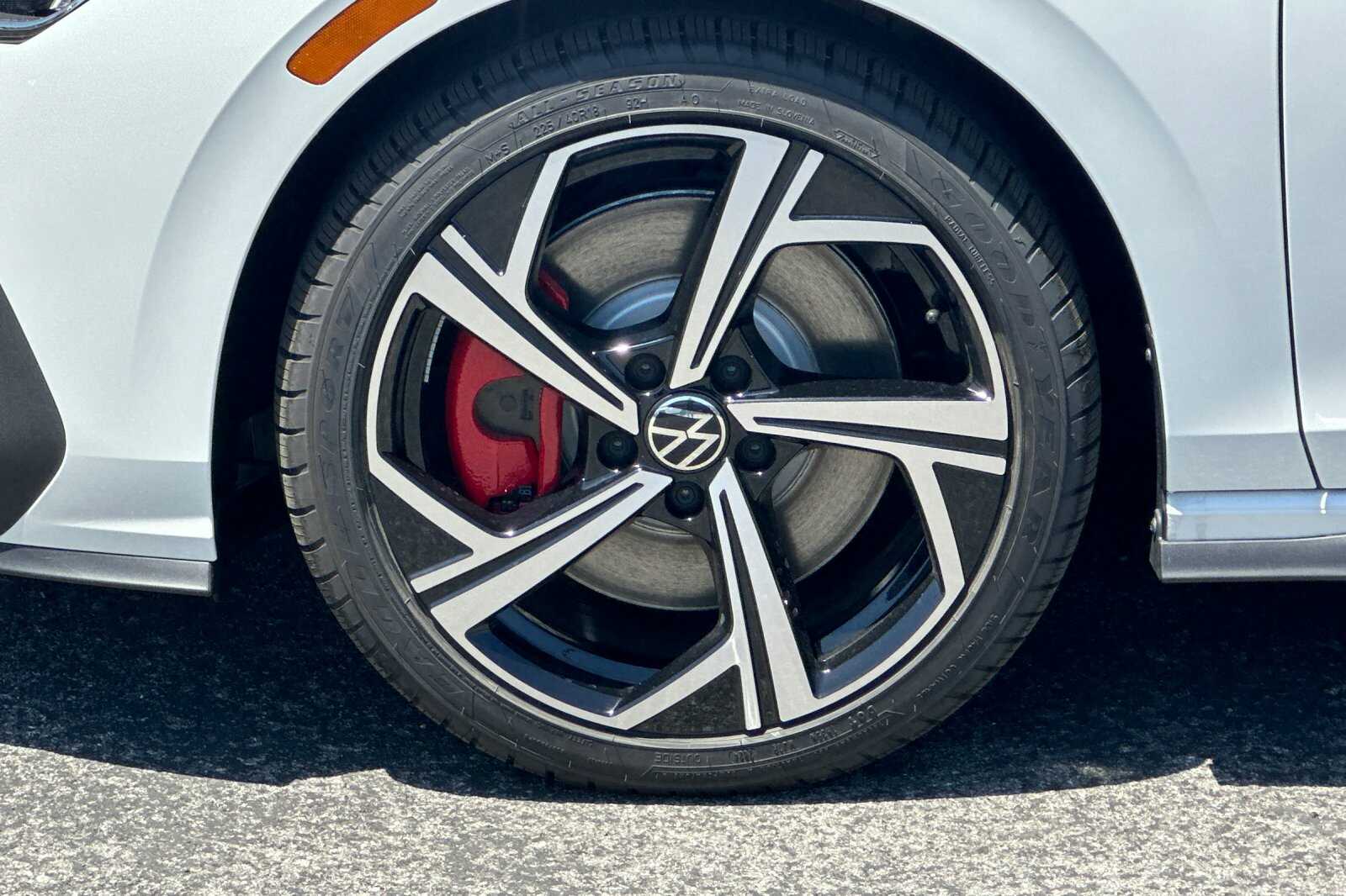 2025 Volkswagen Golf GTI SE photo 8