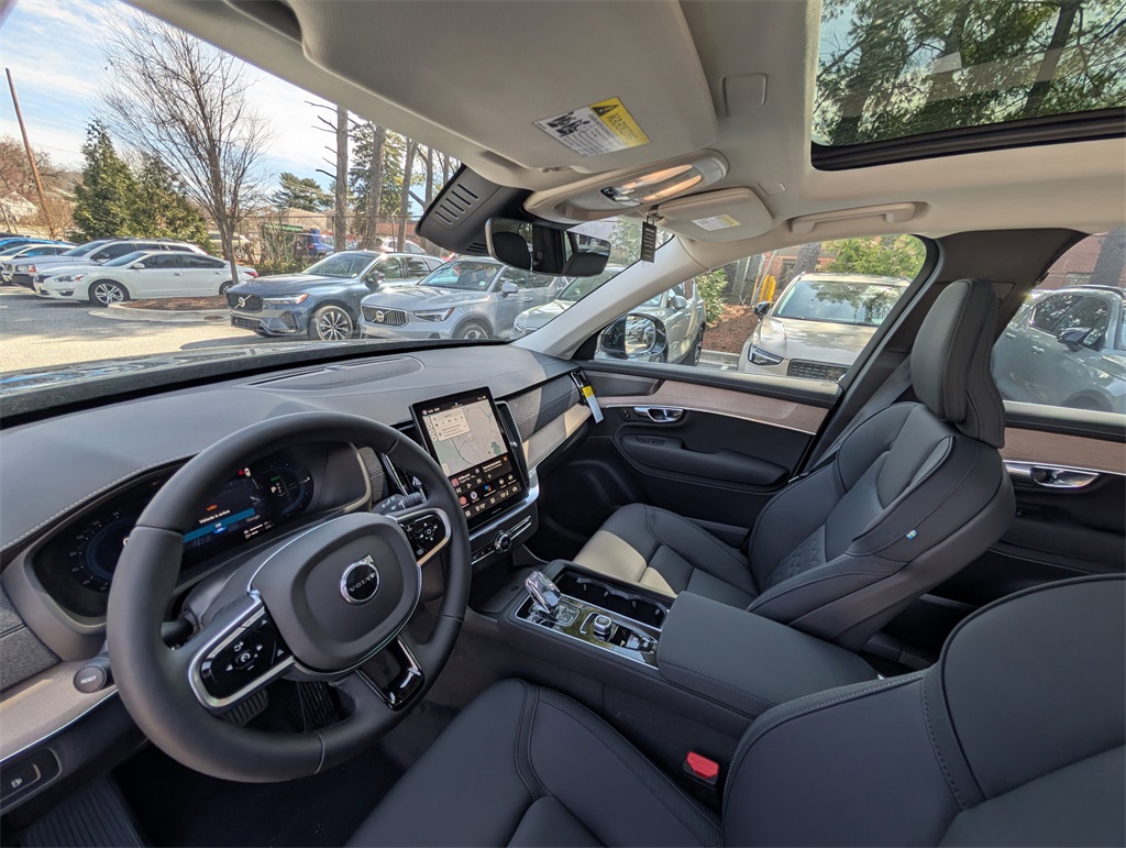 2025 Volvo XC90 T8 Plus photo 9