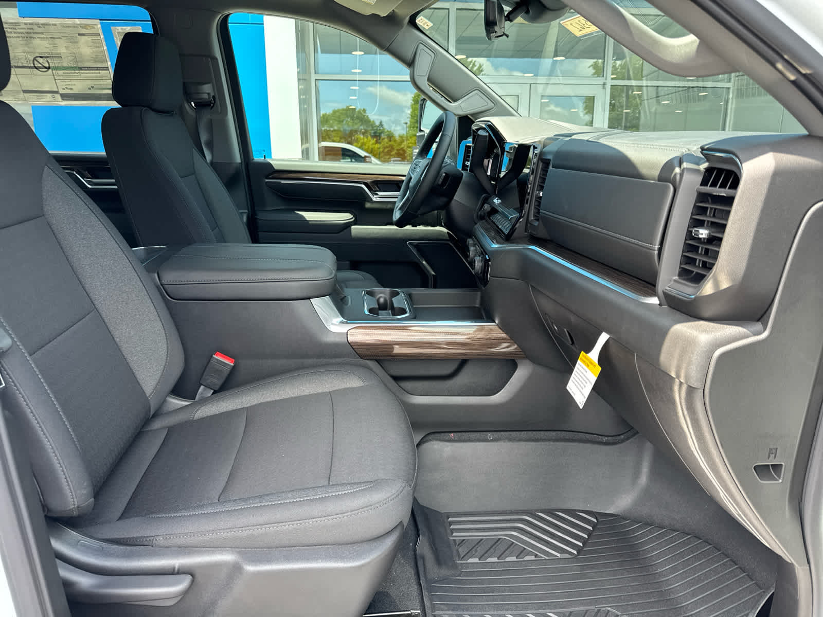 2025 Chevrolet Silverado LT photo 4