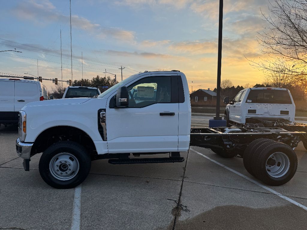 2024 Ford F-350 XL photo 2