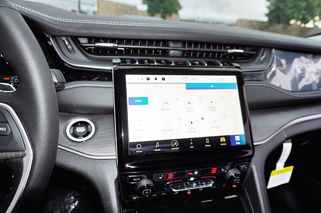 New 2023 Diamond Black Crystal Pearl-Coat Exterior Paint Jeep 4xe image 34