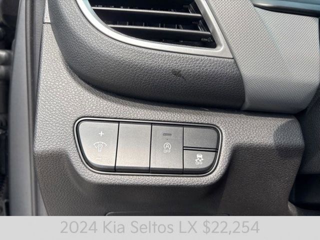 2024 Kia Seltos LX photo 17
