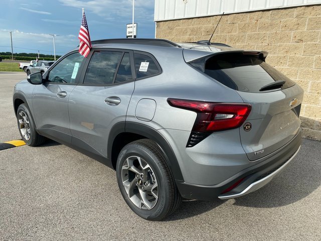 2025 Chevrolet Trax LT photo 6