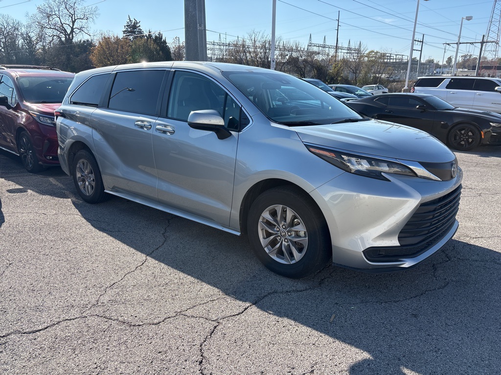 2024 Toyota Sienna LE's photo