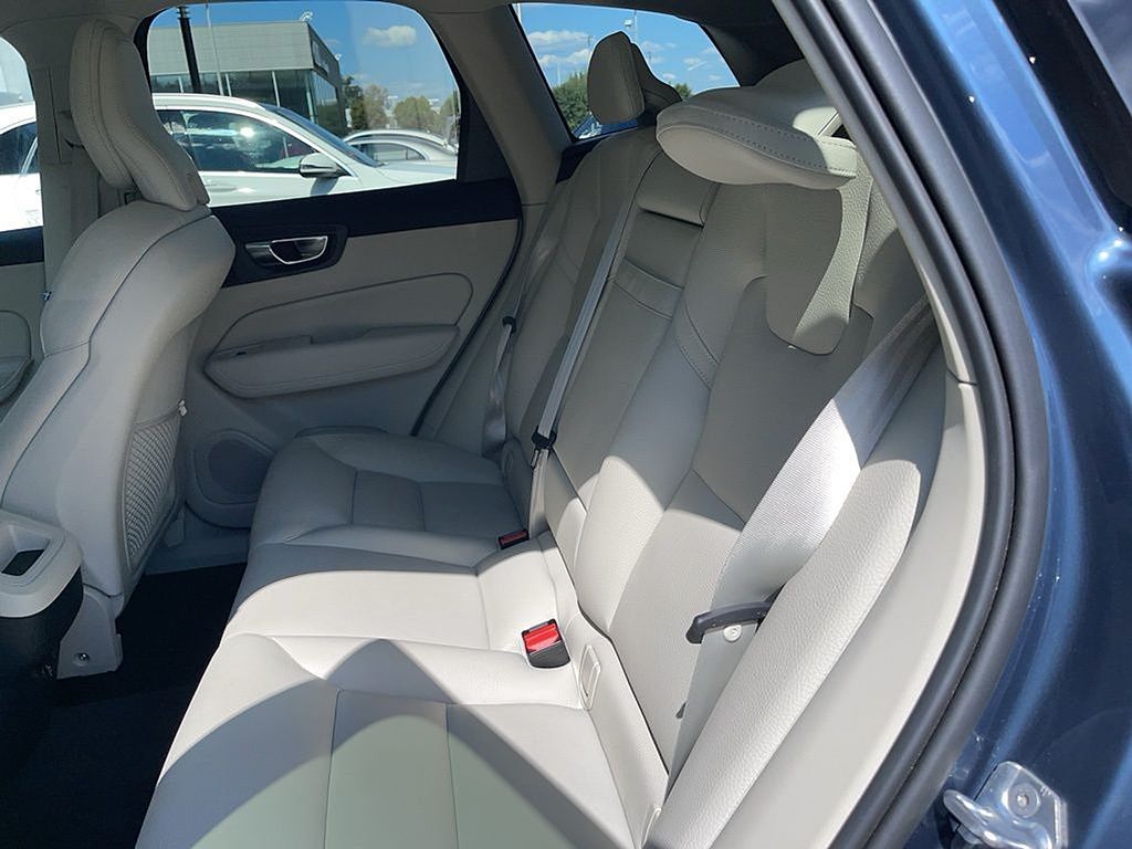 2019 Volvo XC60 T5 Momentum photo 4