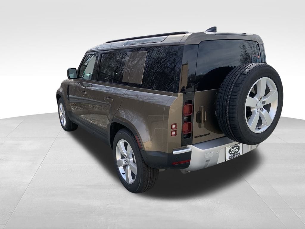2025 Land Rover Defender 110 S photo 6